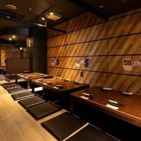 【少人数から団体様まで幅広く対応可能】宴会は当店におまかせください！人気の掘りごたつ席に加え、最大70名様まで対応可能なお座敷も完備。少人数から大人数まで幅広くご利用いただけます。貸切は40名様から最大80名様まで対応可能。ご希望にできる限りお応えしますので、まずはお気軽にご相談ください。