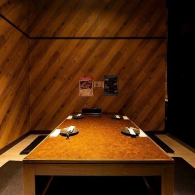 【掘りごたつテーブル席：4名様×15席】飲み会や女子会、デートなど様々なシーンに◎落ち着いた雰囲気の店内に、掘りごたつ席4名様用を15卓ご用意。足を伸ばしてゆったり過ごせる空間は、友人との飲み会や女子会、デートなど幅広いシーンに最適です。全席喫煙可能なので、喫煙者の方にも安心してご利用いただけます。