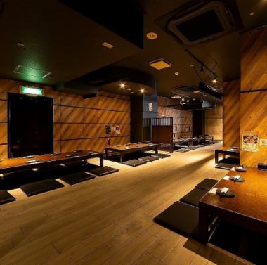 【掘りごたつテーブル席：70名様まで】団体様大歓迎！大人数でのご利用におすすめ♪掘りごたつテーブル席は最大70名様までご利用可能。団体様でのご利用にぴったりのゆったり空間です。店内は喫煙可能なので、愛煙家の方も安心してお楽しみいただけます。