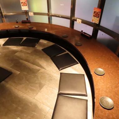 【カウンター席：10名様まで】お一人様も気軽にご利用ください♪デートにもおすすめ◎お一人様も大歓迎！円形のカウンター席で、しっとりと落ち着いた時間をお過ごしませんか？ひとり飲みやデートにぴったりの、居心地の良い空間をご用意しております。気軽にゆったりとしたひとときをお楽しみください◎喫煙OKです！