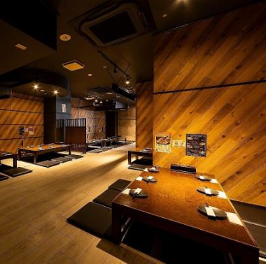 【＜座敷＞：70名様まで】少人数～大人数まで対応可。お気軽にお問い合わせください。70名様まで対応可能な＜座敷＞をご用意。少人数から大人数まで、幅広いシーンでご利用いただけます。ご予約やご相談はお気軽にお問い合わせください。