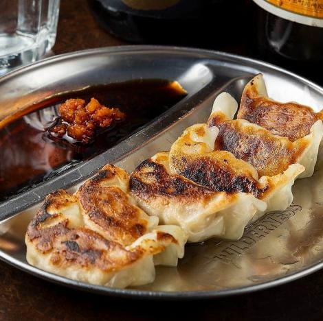 博多名物がずらり！焼き鳥や一口餃子、ごま鯖など