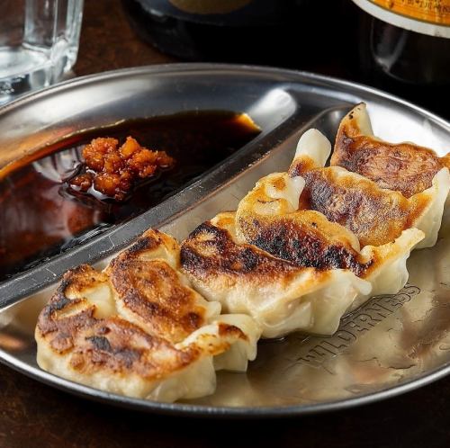 博多名物がずらり！焼き鳥や一口餃子、ごま鯖など