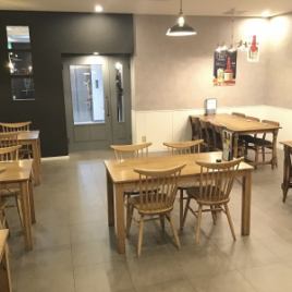 1階にはテーブル席をご用意してます。