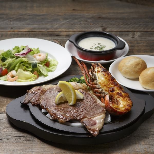 週2便、空輸でやってくる新鮮なライブロブスターを始め、カニ・牡蠣・海老などのシーフードメニュー、そして他にもパエリア、ステーキ、パスタ、ピザなどたくさんのメニューをご用意しております。ハウステンボス店限定のレモンステーキもございます。