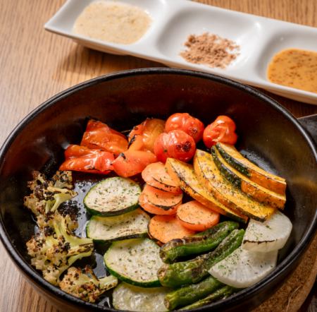 本日の有機野菜のグリル～3種類のソースと一緒に～燻製ソース、赤ワイン塩、バーニャソース　S