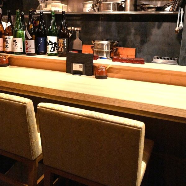 目の前で職人さんがにぎってくれる粋なカウンター席!特等席です!カップルやご夫婦はもちろん、気の合う仲間や、一人飲みにも最適です☆