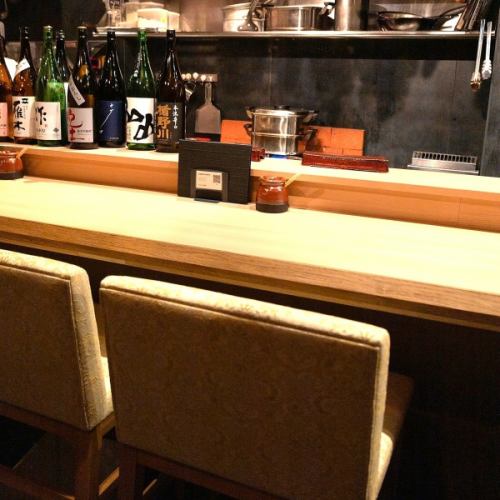 <p>目の前で職人さんがにぎってくれる粋なカウンター席!特等席です!カップルやご夫婦はもちろん、気の合う仲間や、一人飲みにも最適です☆</p>