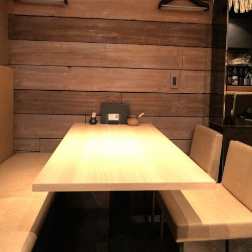 <p>おちついた雰囲気の6名テーブルでゆっくりどうぞ♪会社帰りのちょっとした飲み会にもどうぞ!!</p>