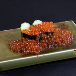 いくら こぼれにぎり　二貫