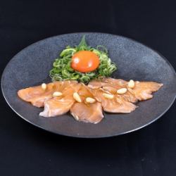 サーモンユッケ