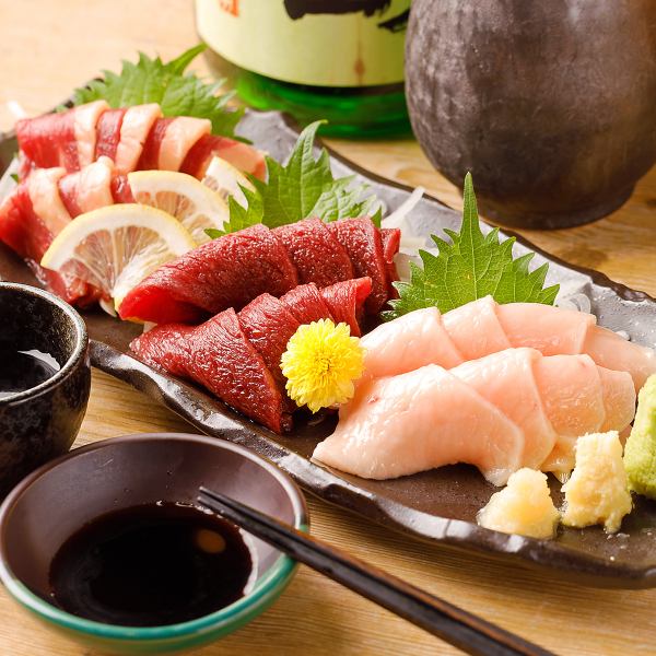 Domestic horse sashimi!! Assortment of 3 kinds of carefully selected ingredients that the head chef procures from his own route every morning☆
