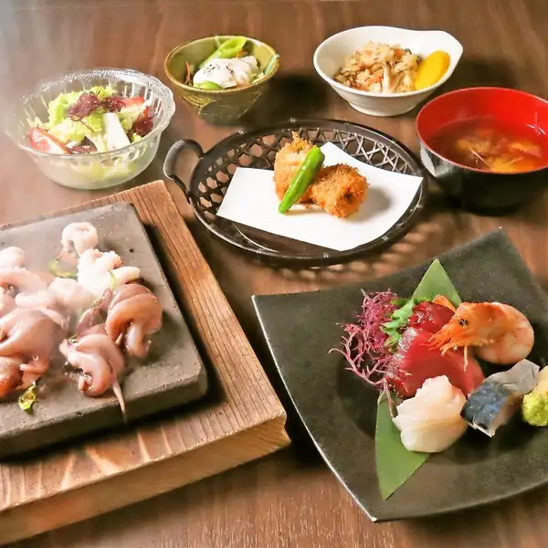1人1皿でご提供【接待 歓送迎会】旬のお造りと牛肉タタキコース+日本酒20種プレミアム飲放題120分 7700円。こちらは市場で直接仕入れる鮮魚のお造りなど絶品料理が6品のお料理コースとなります。 〇いけならではの贅沢なひと時をぜひご堪能ください!+1100円(税込)で日本酒20種プレミアム飲み放題へ変更可能!