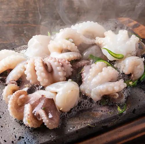 【〇Ike 特色菜：烤小章魚套餐】7700日元，附贈120分鐘高級暢飲券。