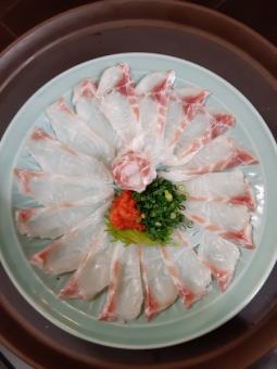 【鲷鱼涮锅套餐】鲷鱼涮锅、萝卜煮鲷鱼、蒸蛋羹等 4,000日元（含税）