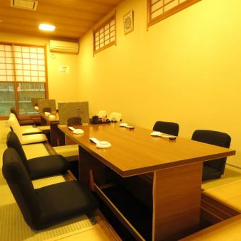 有3張桌子可供4人在使用Gotatsu風格的座椅上用餐。