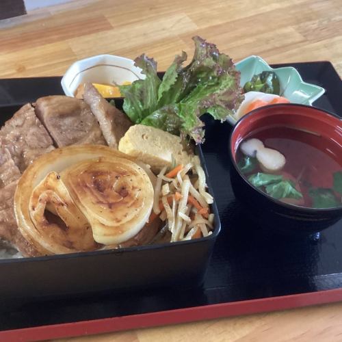 Thickly-sliced sautéed Sangenton pork topped with Awaji Island onion
