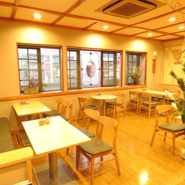 【喫茶スペース】清潔感のある落ち着いた店内はさまざまなシチュエーションでご利用いただけます♪こだわりのコーヒーは紀州備長炭を使用し焙煎しています☆カップは一つ一つすべて柄のちがう有田焼のコーヒーカップ♪お気に入りを探してみるのもたのしみの一つです♪
