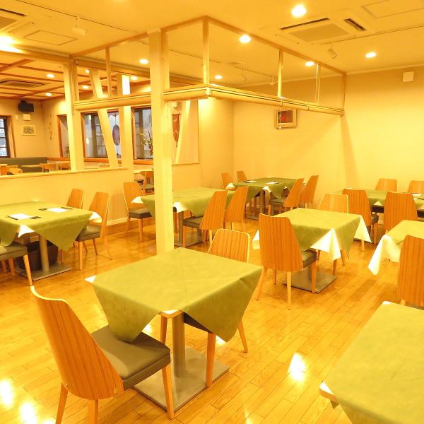 【お食事処スペース】広々とした店内は、少人数のお食事から、各種宴会や歓送迎会などさまざまなシチュエーションでご利用いただけます！貸切は30名様前後で対応可能ですので、ご要望がある際はお問い合わせください☆