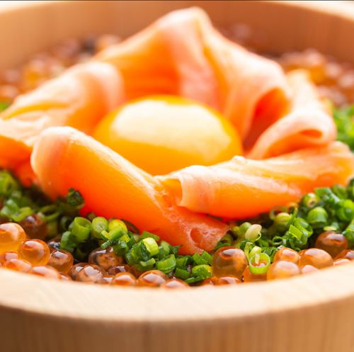 Freshness and luxury come together! A blissful bowl of salmon and salmon roe rice bowl♪