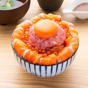 Salmon, salmon roe, green onion and fatty tuna rice bowl