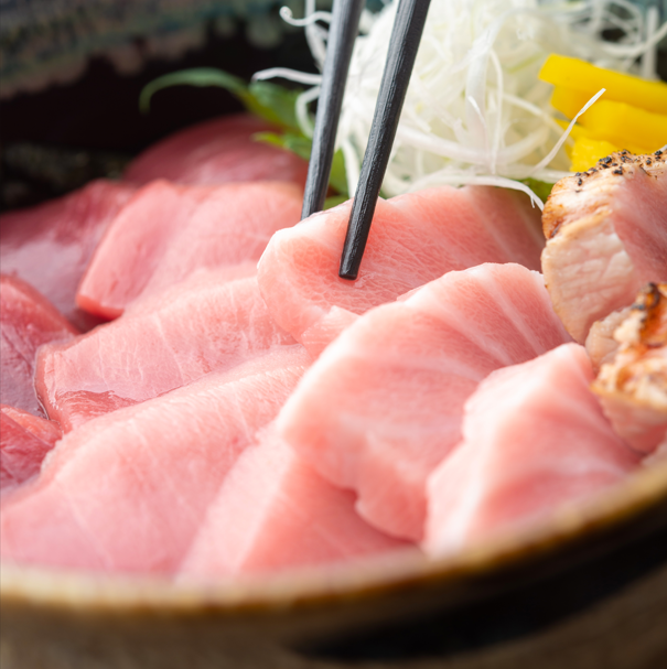 A luxurious dish featuring Tsushima bluefin tuna, lean meat, medium fatty tuna, and fatty tuna!