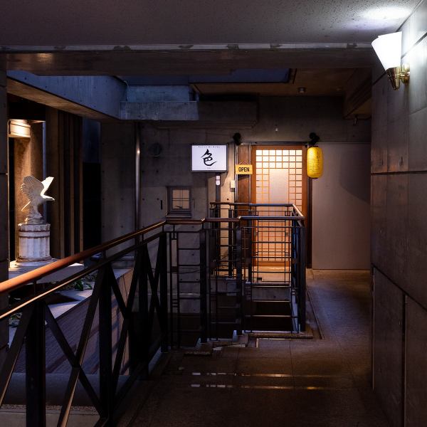 【10名以上の宴会も可能！】マンションの奥にひっそりと佇むこのお店は、まさに大人の隠れ家！落ち着いた和の空間で、多彩な料理を楽しむことができます。友人との集まりや女子会はもちろん、貸切も可能なので各種宴会や二次会にもご利用いただけます。思い切りリラックスした時間を過ごせるので、ぜひ訪れてみてください。