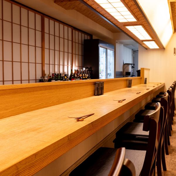 【おひとり様も大歓迎♪】落ち着いた和の雰囲気に包まれた店内ですので、カウンターで一人で飲むにもおすすめです。隣の人と密接しているようで、絶妙にプライバシーが守られて、都会のノイズから抜け出して、でも完全に断絶されない。それは、日常からほんの少しだけ距離の取ることが出来る、大人の自由な時間です。