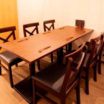 落ち着いた雰囲気の中で、心地よい時間を過ごせる場所です。仕事帰りや家族での食事にもぴったりなシチュエーションが広がっています。多彩な料理が楽しめる創作居酒屋で、リラックスして友達や大切な人との会話が弾むことでしょう。ランチタイムも営業中、お気軽にご来店ください。