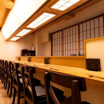 大人の隠れ家のようなお店。カウンター席は8つで、気軽に立ち寄れる居酒屋スタイル。厳選された食材を、手頃な価格で楽しむことができるのが魅力的！仕事帰りのリフレッシュにもぴったりな環境で、友達との語らいや一人の時間を楽しむことができる。多彩な料理と共に、ゆったりとした時間を満喫できる場所です。