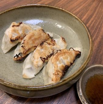 餃子　(1人前4ヶ)