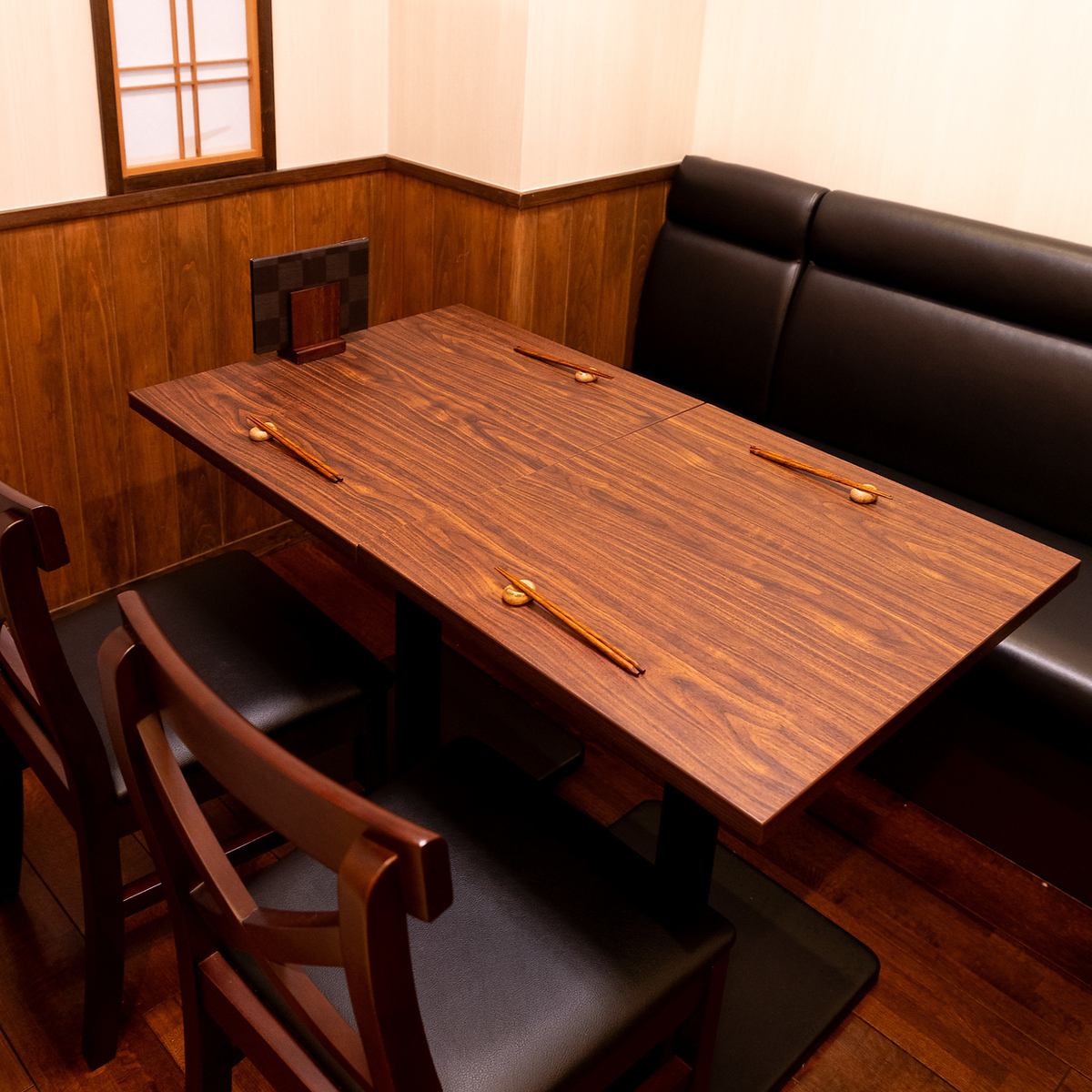 お祝い、接待でのご利用にも最適な和の落ち着いた雰囲気の店内。