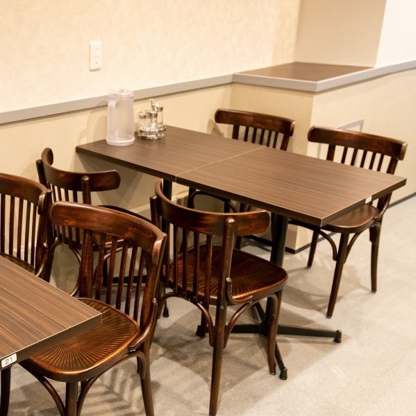 カウンター席だけでなく4名様用のテーブル席もご用意しておりますので、同僚、ご友人同士でのお食事にもご利用いただけます。