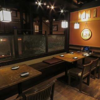 【テーブル席：～10名様】半個室感覚でご利用いただける、少人数向けのお席。テーブル席は10名様までご利用いただけます。2名様や4名様など少人数でのご利用はもちろん、最大10名様までのご宴会にも対応可能。他のお席と少し離れているので、半個室のような感覚でご利用いただけます。