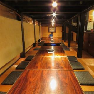 【ロフトお座敷席〈下段〉:～24名様】大人の隠れ家。最大20名様まで◎ロフト下段は、低い天井が隠れ家のような雰囲気を醸し出すお座敷席。4名様テーブルを繋げれば、最大24名様までの宴会スペースに早変わりします！カーテンの仕切りでプライベート感も確保。楽しさのあまり、頭をぶつけないようだけお気を付けください！