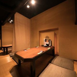 【ロフトお座敷席〈上段〉：～16名様】和の趣あるお座敷でプライベートなひとときを。ロフト上段はお座敷席になっており、4名様用テーブルを4卓ご用意しています。各席にカーテンの仕切りがあるため少人数でも気兼ねなく過ごせるほか、仕切りを外せば最大16名様までの一体感ある宴会スペースとしてもご利用いただけます。