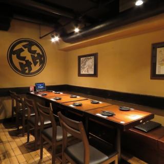 【テーブル席半個室：～10名様】少人数宴会におすすめ！女子会や接待にも◎ロフトお座敷席の上下段をつなぐ階段の間、中2階エリアに位置する半個室です。ロフトの左右にそれぞれ1部屋ずつ、合計2部屋ご用意しております。ほかのお席から少し離れた落ち着いた空間のため、さまざまなシーンにおすすめです。