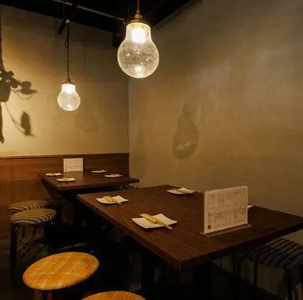 《心斎橋、本町、四ツ橋からアクセス抜群》お一人様のサク飲みや、各種宴会も幅広く大歓迎!『厳選された鶏肉と、職人が操る炭火が奏でる香りのハーモニー』扉を開けた瞬間に広がる炭火の香り。一本一本、丁寧に焼き上げる焼鳥。