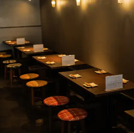 《心斎橋、本町、四ツ橋からアクセス抜群》お一人様のサク飲みや、各種宴会も幅広く大歓迎!『厳選された鶏肉と、職人が操る炭火が奏でる香りのハーモニー』扉を開けた瞬間に広がる炭火の香り。一本一本、丁寧に焼き上げる焼鳥。