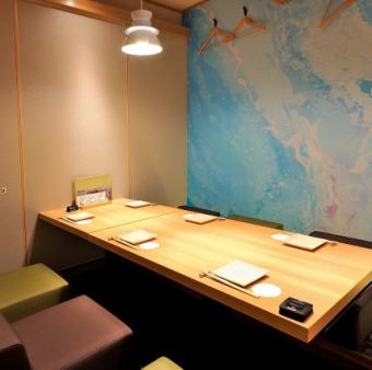 女子会やご家族でのお食事、接待にも最適な6名様個室をご用意。ゆったりとくお寛ぎいただける個室空間で当店自慢の創作料理の数々をご堪能くださいませ！人気の個室のご予約はお早めにどうぞ♪個室宴会は最大42名様までご利用いただけます◎