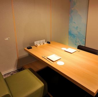 少人数用(2,4名様向け)個室も完備しております。お洒落でモダンな店内でゆったりとしたひとときをお過ごしください。誕生日や記念日、デートにもおすすめです♪伝統的な京和食に洋の素材を組み合わせた和洋折衷創作料理と共に、上質なひとときをお楽しみください。