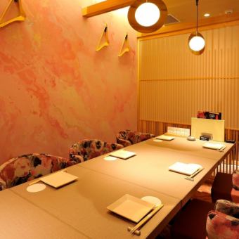 ゆったりソファータイプの個室もございます。上質な和の空間は接待にもおすすめです。個室宴会は最大42名様までご利用いただけます◎人数・ご予算等、お気軽に店舗までご相談ください！ご希望のお部屋がありましたらご予約時にお伝えくださいませ。