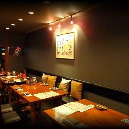 当店の1階には、大人の雰囲気を感じられる広々としたテーブル席を4名様×4卓と6名様×2卓ご用意しております。間接照明に照らされた落ち着いた空間は、ご家族、ご友人でのお集まりはもちろん、デートや記念日にもおすすめです。ゆったり座れるソファーやクッションもあり、リラックスしながらお過ごしいただけます。