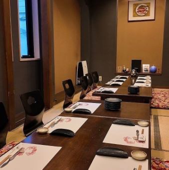 【2楼专用（最多可容纳34人）】最适合亲朋好友、公司等大型聚会。通过拆除隔板并将所有座位连接起来，我们最多可以容纳 34 人。它非常适合家庭聚会或公司聚会等大型聚会。我们提供丰富多彩的套餐，包括无限量畅吃、套餐和怀石料理，因此请根据您的场合选择合适的套餐。