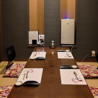 【2楼榻榻米包间（6人x1间、8人x2间、10人x1间）】在充满情趣的空间里享用螃蟹料理。二楼设有宽敞的日式榻榻米私人房间。我们有一个安静的座位区，您可以在那里放松并享用螃蟹菜肴。请在招待、宴会、用餐等各种场合使用。