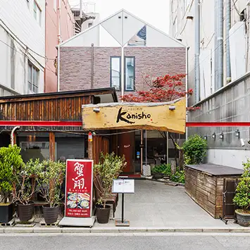 【アクセス抜群】灯りに照らされた「Kanisho」のお洒落な看板が目印！大街道駅から徒歩5分と集合や解散に便利な立地です。ゆったり座れる1階のテーブル席から大人数でのお集まりまで人数に合わせてご案内いたします。普段のお食事や各種宴会などシーンに合わせてご利用ください。