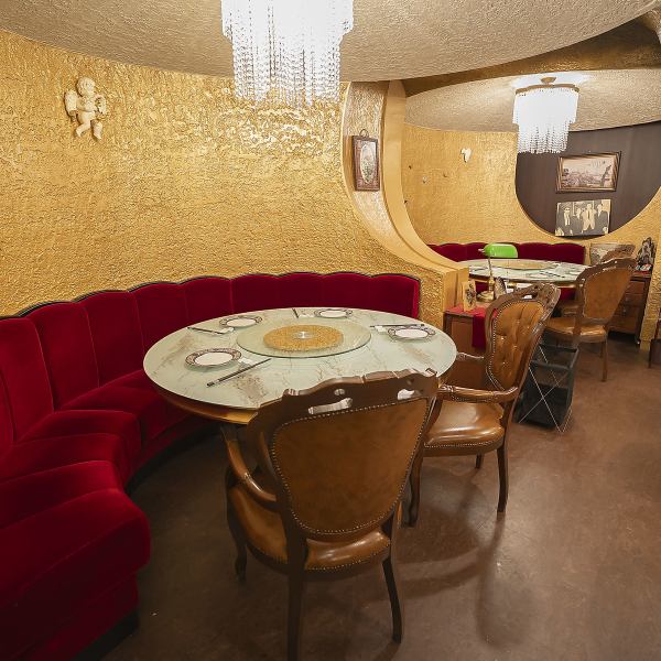 テーブル席、ソファー席、円卓など、様々なお席をご用意しております。宴会に最適なレイアウトで、どんなシーンにも対応可能です。心地よい雰囲気の中で、仲間との楽しいひとときをお過ごしいただけます。当店は、お客様に思い出に残る特別な時間をご提供いたします。