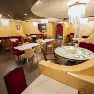 接待や会食、少人数の宴会まで幅広く対応できる個室をご用意しております。カーテンで仕切られたこのプライベート空間は、周囲を気にせずリラックスして楽しむことができます。最大8名様までご利用いただけるため、大切なビジネスのご利用にも最適です。