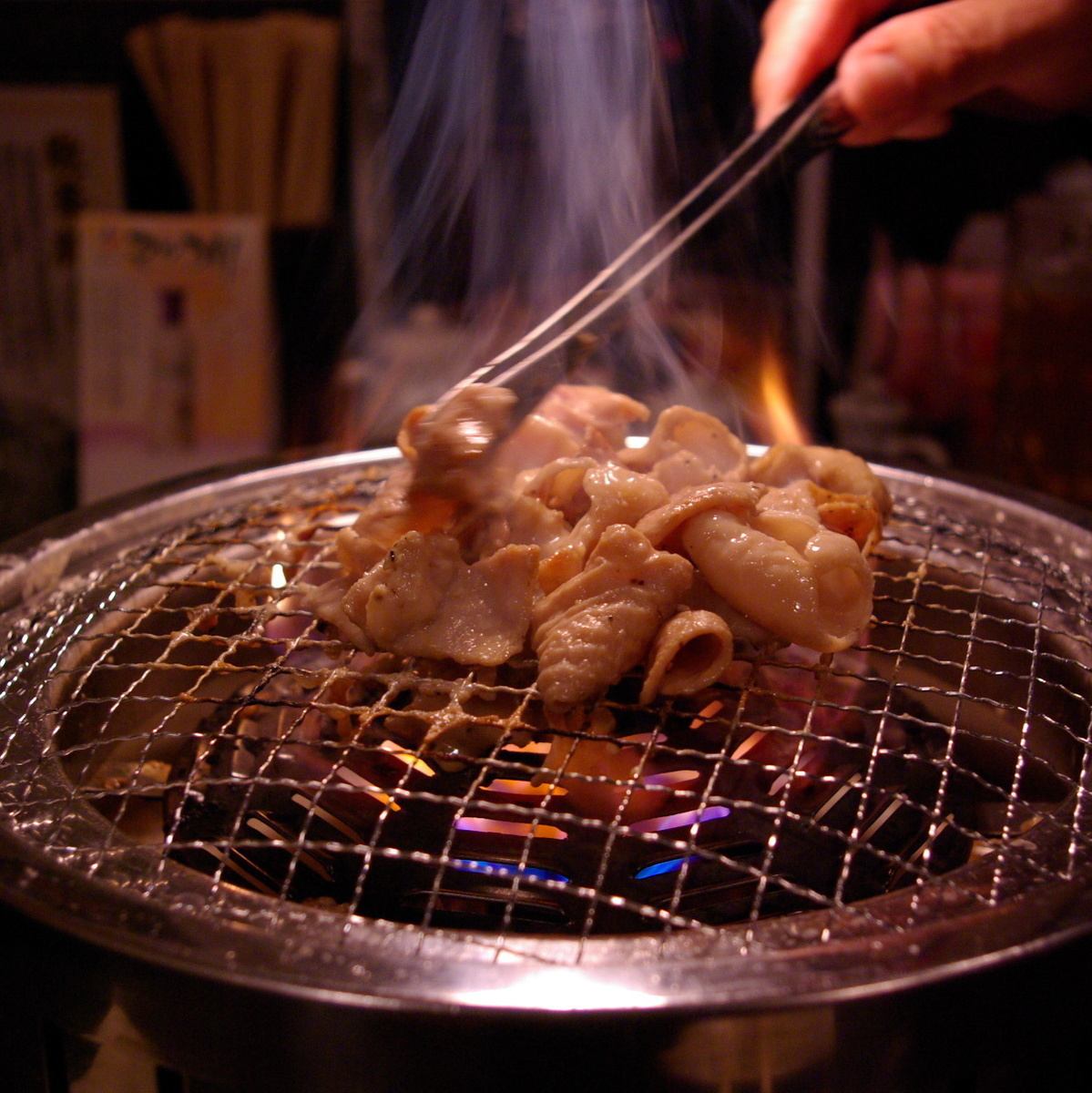 无限畅饮女性1,480日元，男性1,980日元。享受美味的肉和清酒！