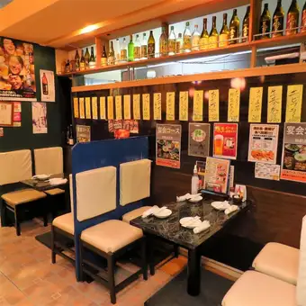 【6名向けのソファ席も◎】昭和の居酒屋をイメージし、表参道には無い、昔ながらの落ち着ける店内。ゆったり広々とした店内で、手間がかかったお料理をリーズナブルにご堪能いただけます!